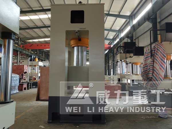 800噸油壓沖床側視圖