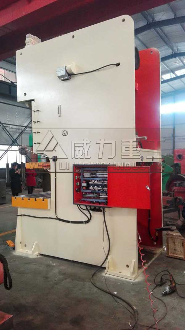 氣動沖床側視圖