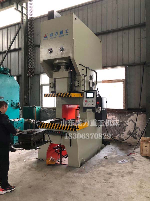 250噸液壓沖床客戶使用現場圖