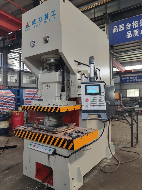 液壓沖床車間實物圖