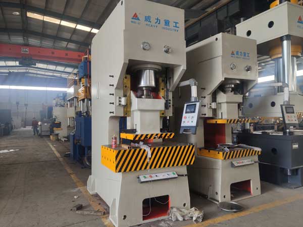 200噸快速液壓沖床車(chē)間現(xiàn)貨圖