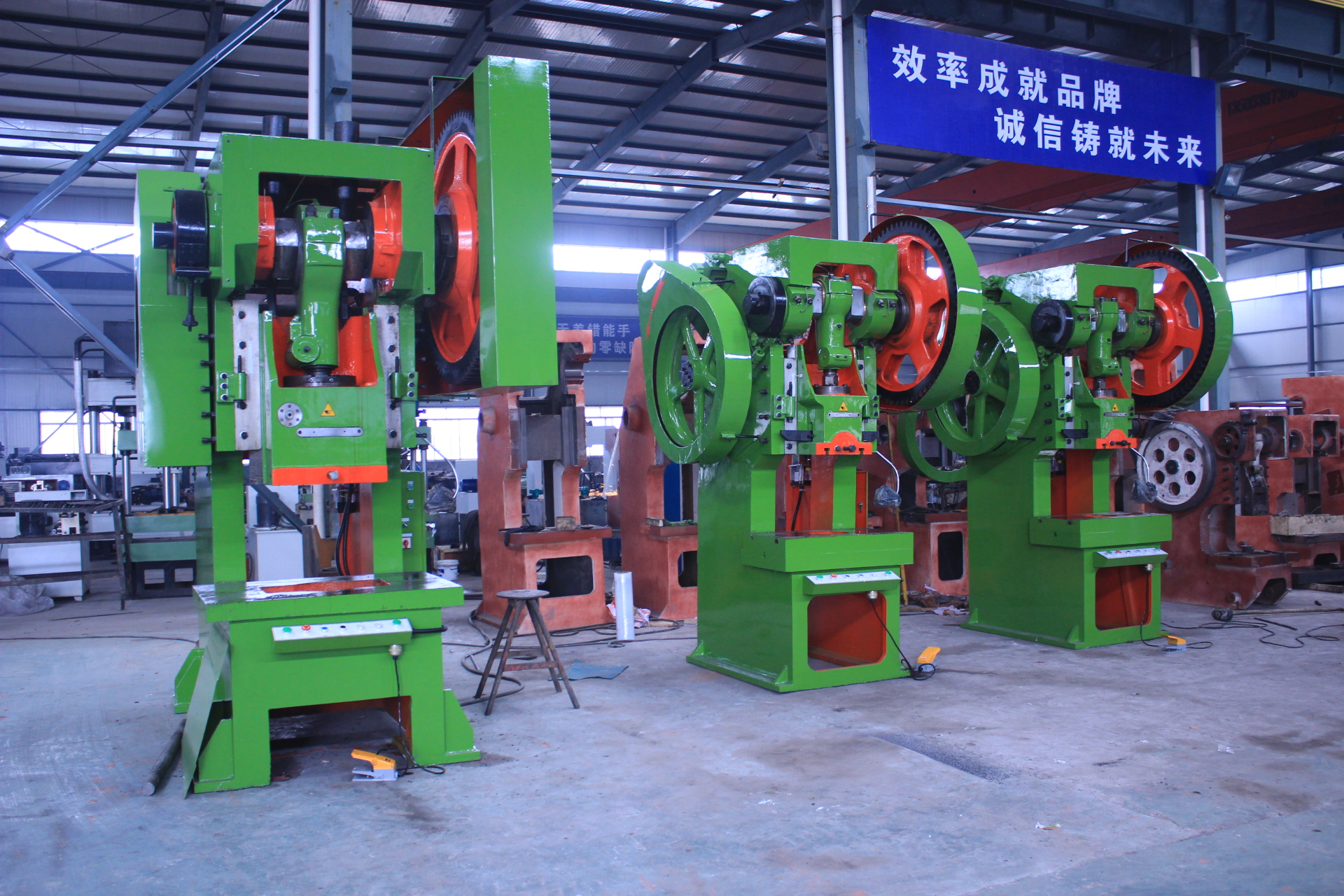 沖壓機床訂購型號為:J23開式可傾沖壓機床(沖床):3臺,J21開式固定臺沖壓機床(沖床):4臺。現在貨已發至寧夏大武口礦機公司投產使用中,以下為發貨時拍攝實景圖