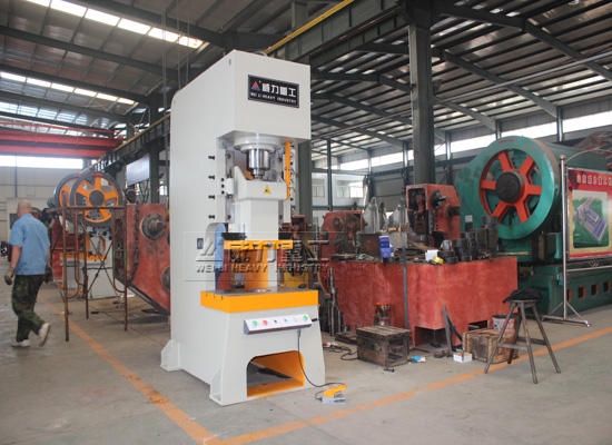   山東沖床廠家專業生產各型號沖壓機床,液壓沖床,液壓沖孔機,國標沖床好新產品詳情,如需購買開式可傾沖床及深喉沖床均請致電0632-5681708