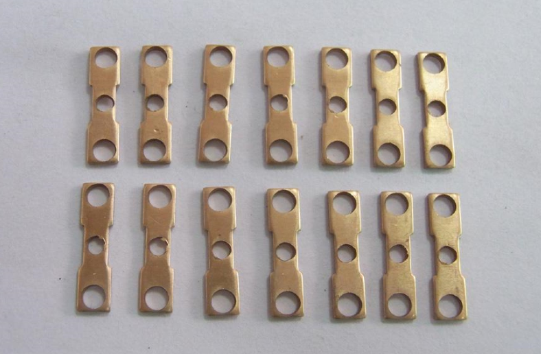    16噸深喉沖壓機床廣泛應用于不銹鋼（鋅鋼、鋁合金、扁鐵、扁鋼、槽鋼、角鐵）型材、風扇廠、空調配件廠、天線廠、貨架廠、金屬家具廠、建筑材料生產企業等五金沖孔加工。可按客戶要求量身定做自動化、半自動化設備。