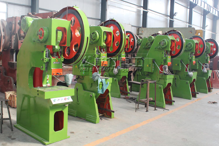 圖為山東威力重工多臺沖床-沖壓機(jī)床生產(chǎn)車間