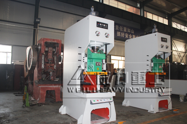 山東沖床廠150噸液壓沖孔機的特點        