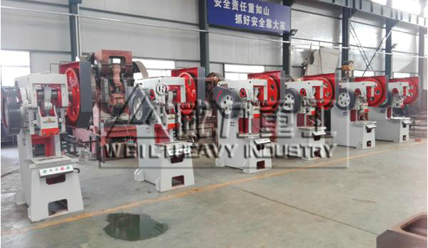 山東沖床廠家生產(chǎn)的沖床模具1